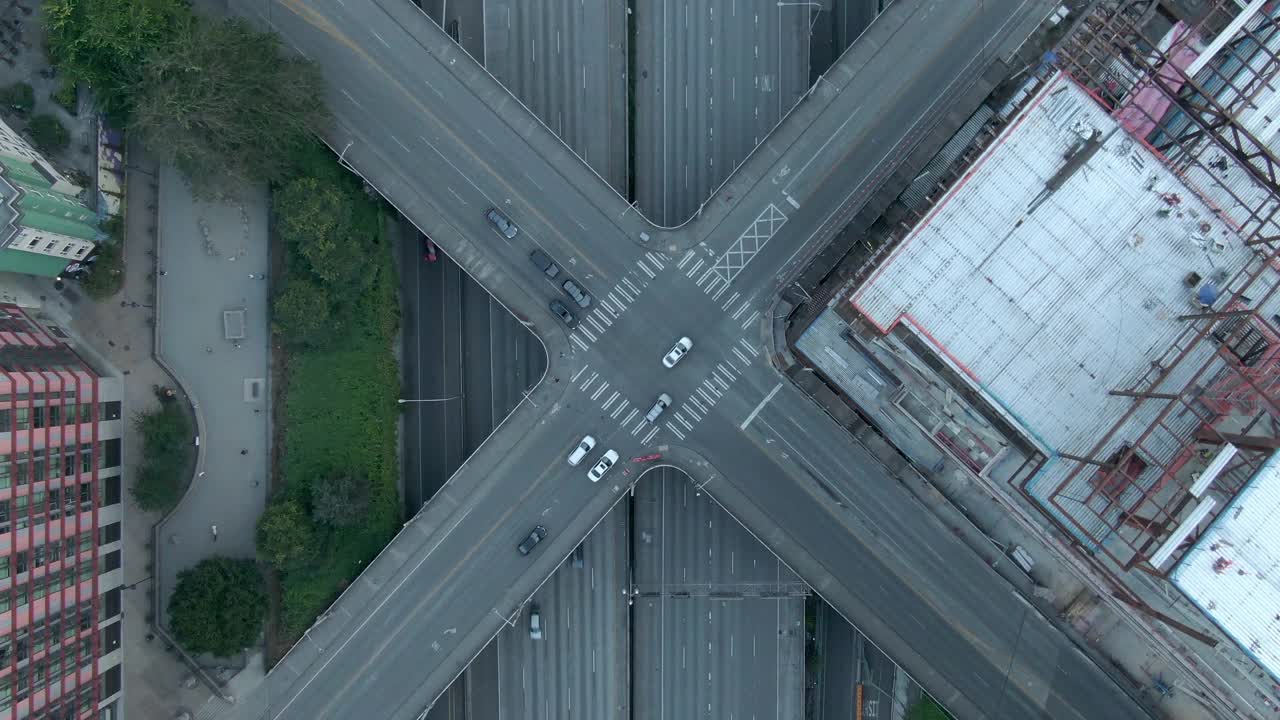 空中倾斜拍摄城市街道天桥上的交通，无人机飞过现代摩天大楼中的车辆-西雅图，华盛顿视频素材