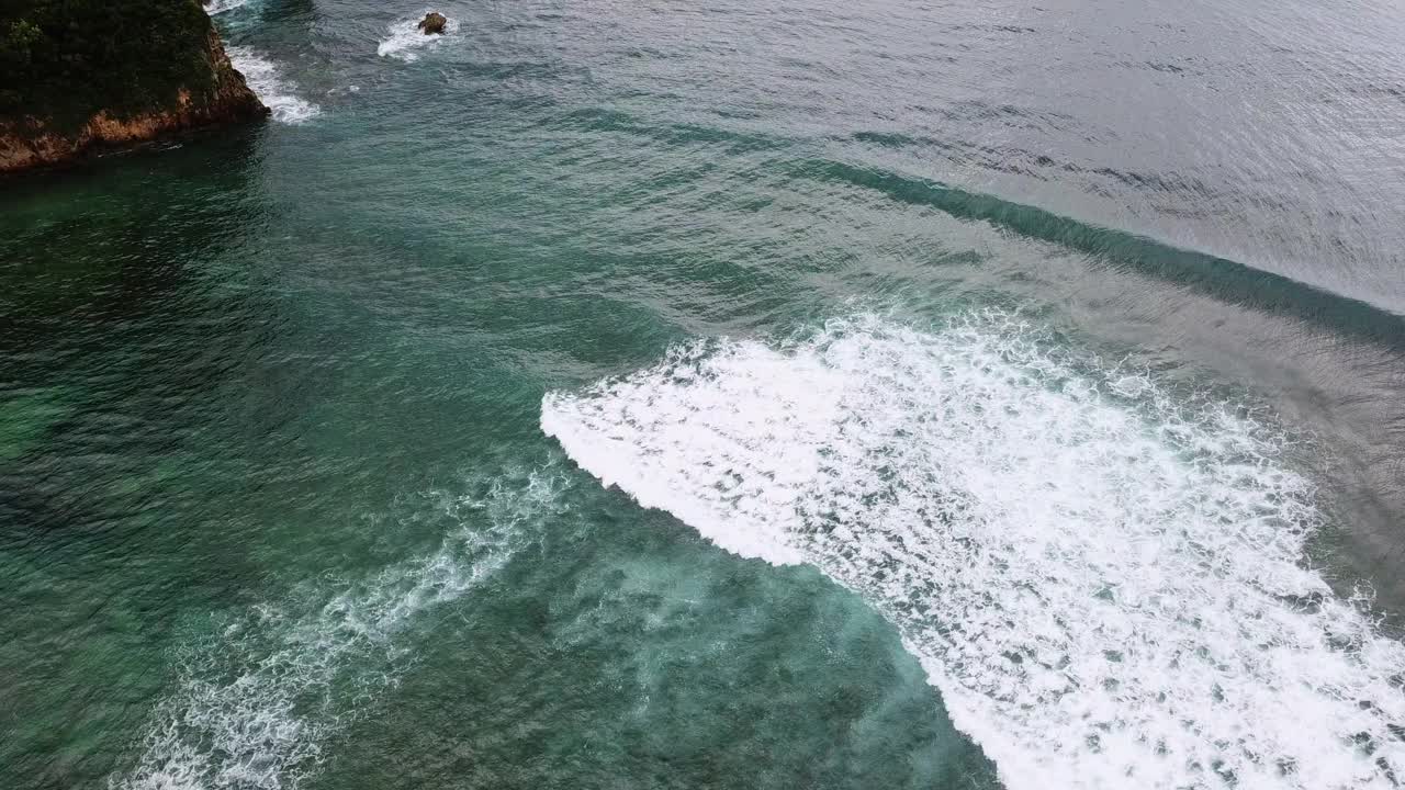 航拍海浪溅在海上，无人机飞越海洋-卡坦端内斯，菲律宾视频素材