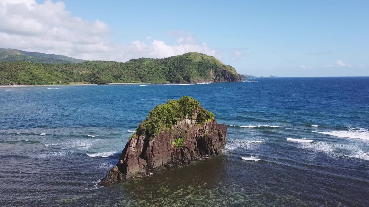 鸟瞰图海洋对天空，无人机飞越海洋-卡坦端内斯，菲律宾视频素材