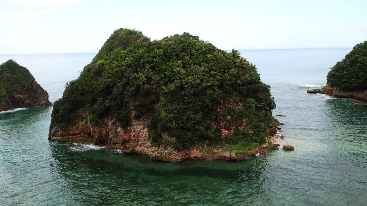 鸟瞰田园诗般的海洋对天空，无人机向前飞行的海洋-卡坦端内斯，菲律宾视频素材