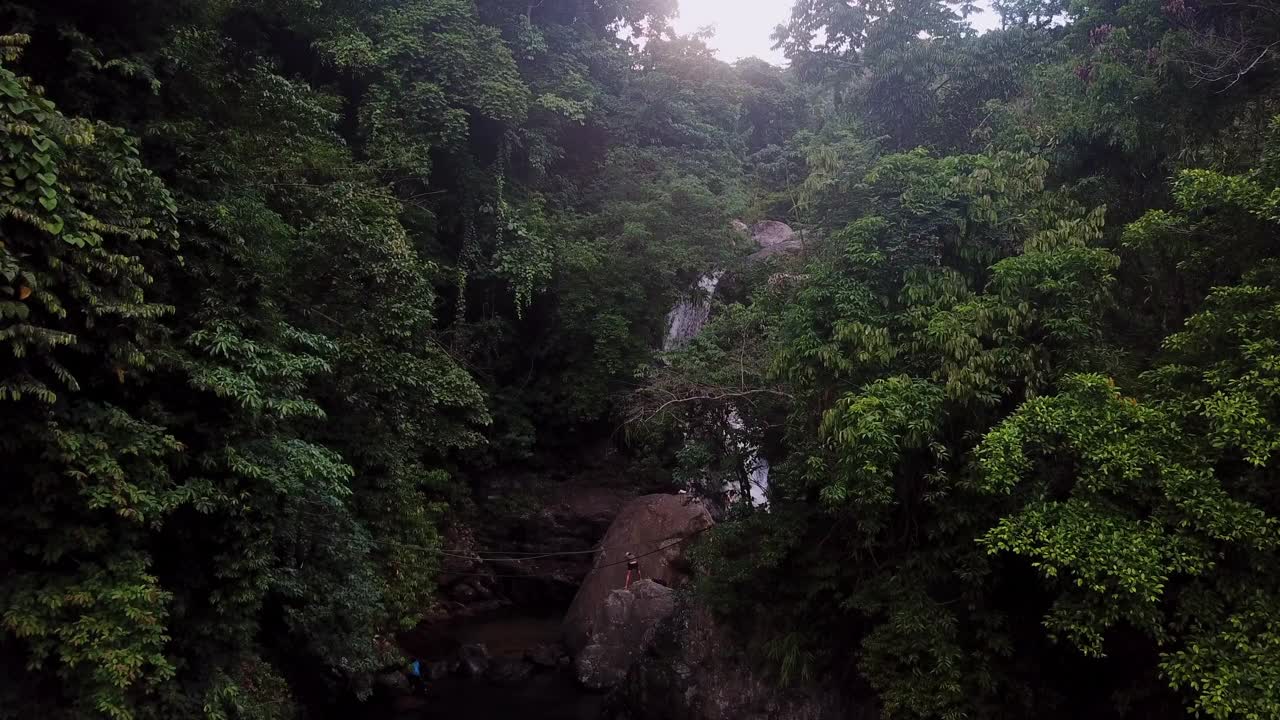 航拍美丽的瀑布在森林，无人机飞在树上-卡坦端内斯，菲律宾视频素材