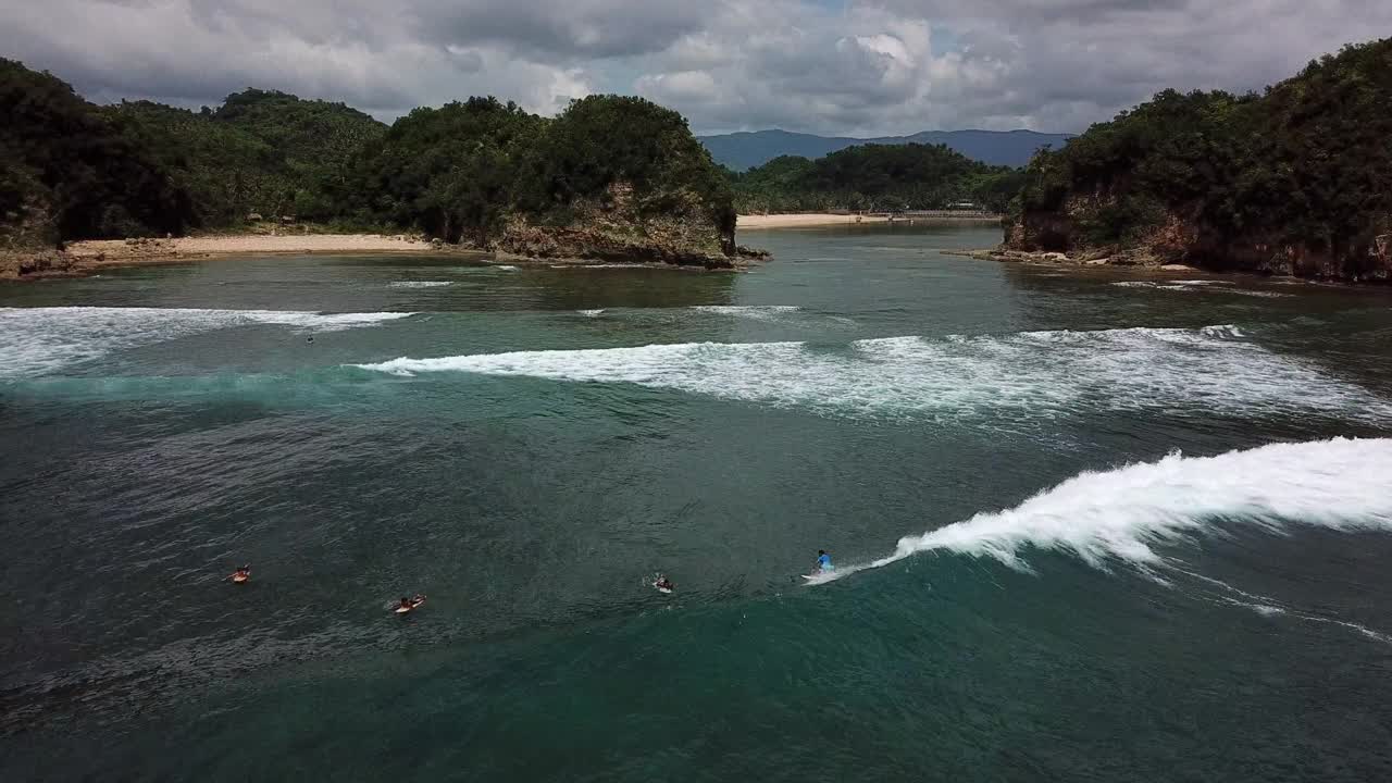 空中淘洗人们在海上享受，无人机飞越海洋-卡坦端内斯，菲律宾视频素材