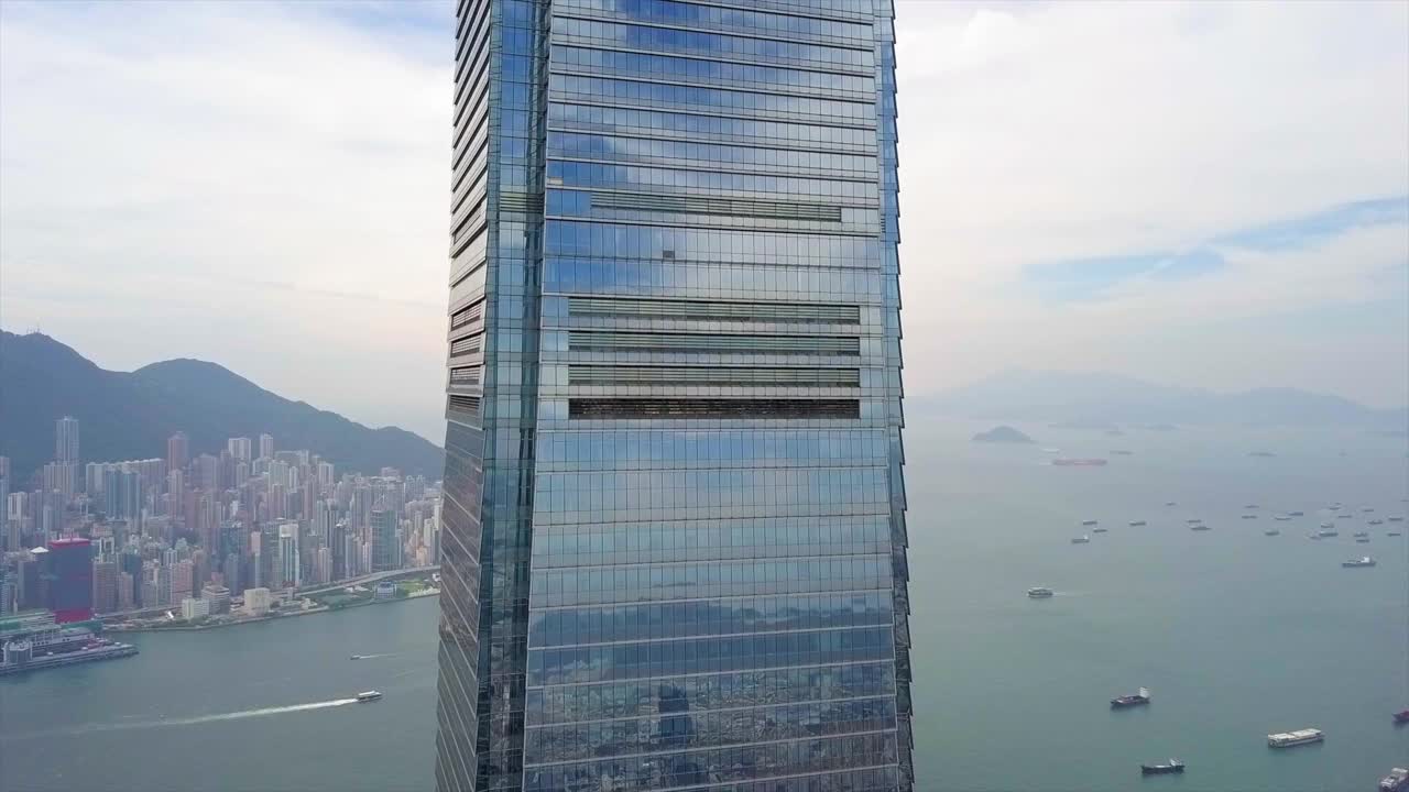 航拍Against Sea, Drone Ascending By Famous Skyscraper - Hong Kong, China视频素材