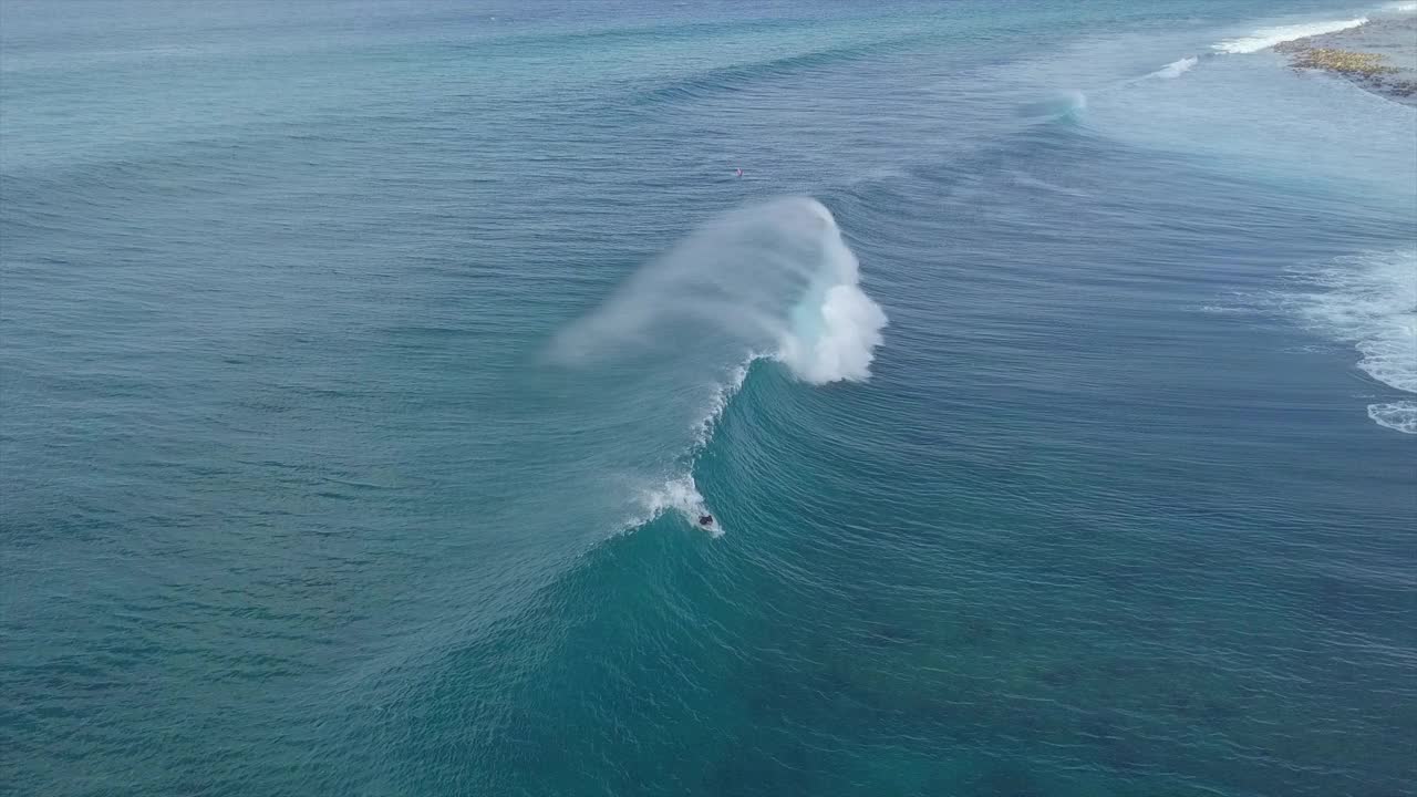 空中摇摄冲浪者在海上坠落，无人机飞越溅水波-南马累环礁，马尔代夫视频素材