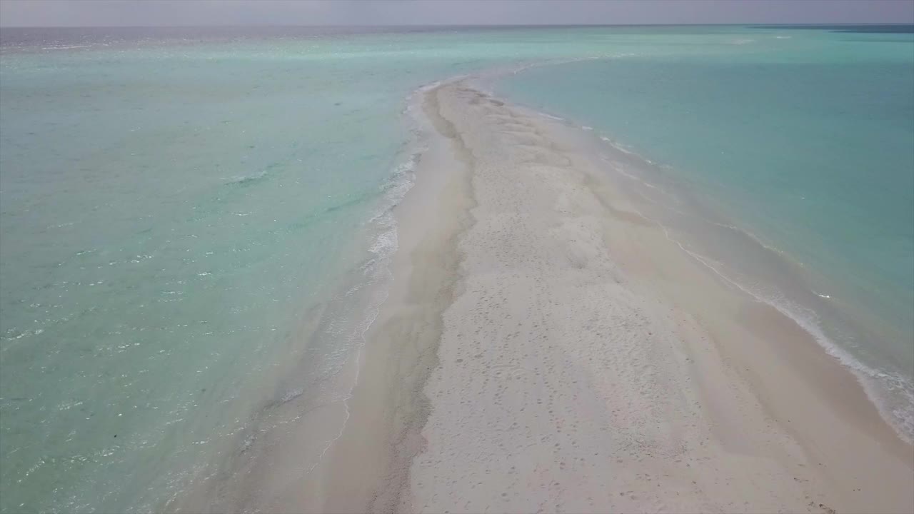 海浪在海滩上溅起水花的航拍，无人机在晴朗的一天向地平线前进-库拉马提，马尔代夫视频素材