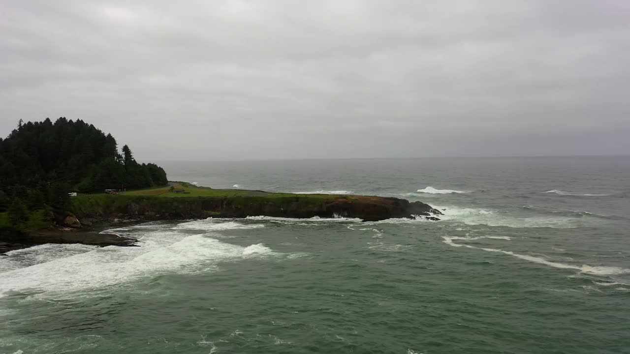 航拍海浪冲向岩石海岸线对多云的天空-曼萨尼塔，俄勒冈州视频素材