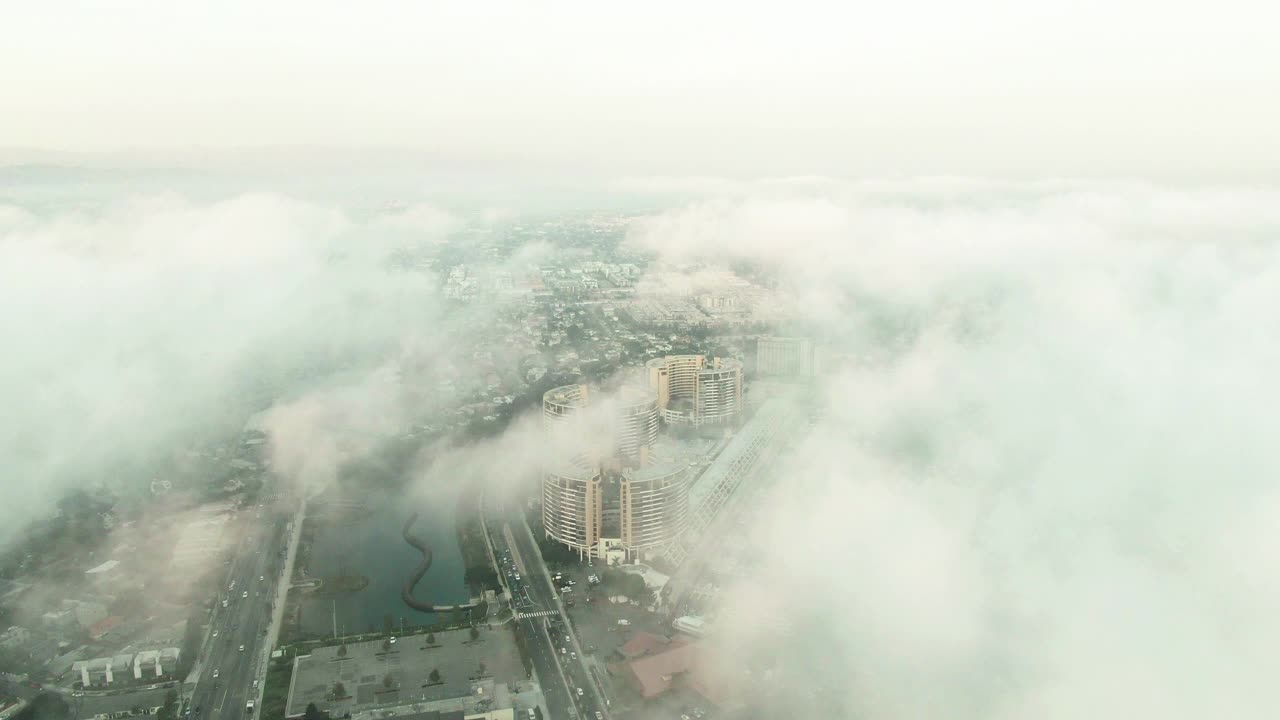 空中倾斜向下拍摄的云玛丽娜德尔雷市，无人机向前飞行港口-洛杉矶，加利福尼亚州视频素材