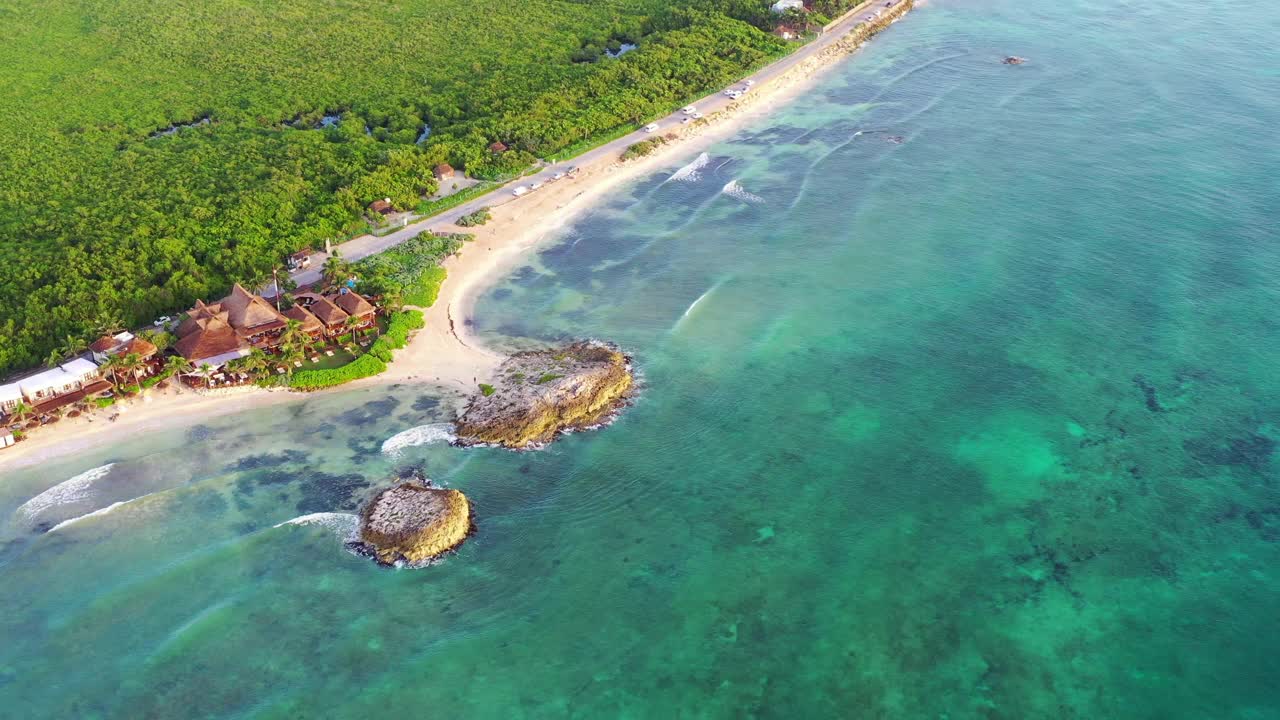 航拍美丽的海洋，无人机飞过美丽的海洋-图卢姆，墨西哥视频素材