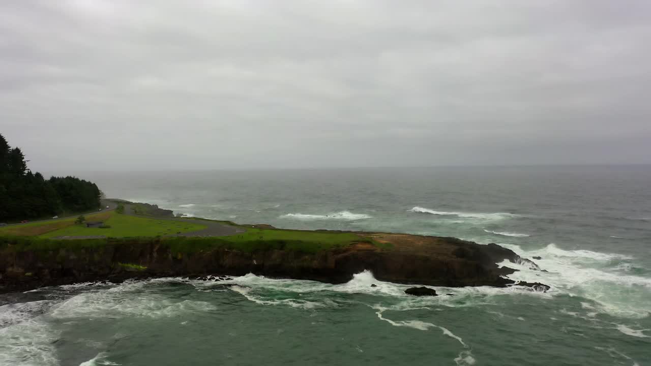 航拍美丽的海洋对多云的天空-曼萨尼塔，俄勒冈州视频素材