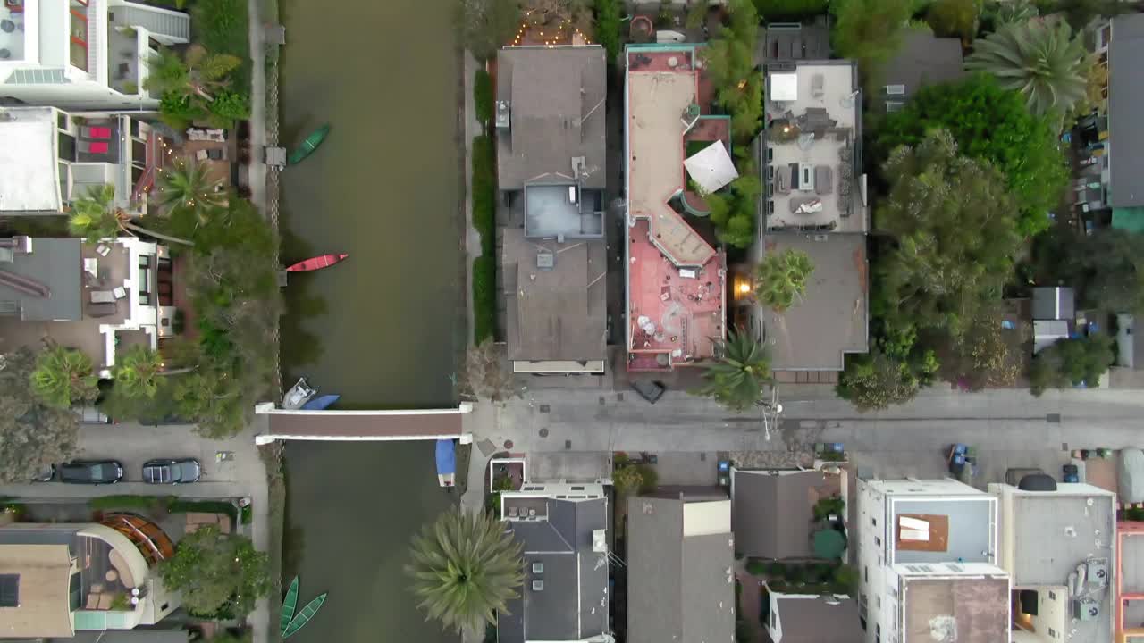 空中俯瞰运河与船在城市房屋中，无人机向前飞行住宅区-洛杉矶，加利福尼亚视频素材