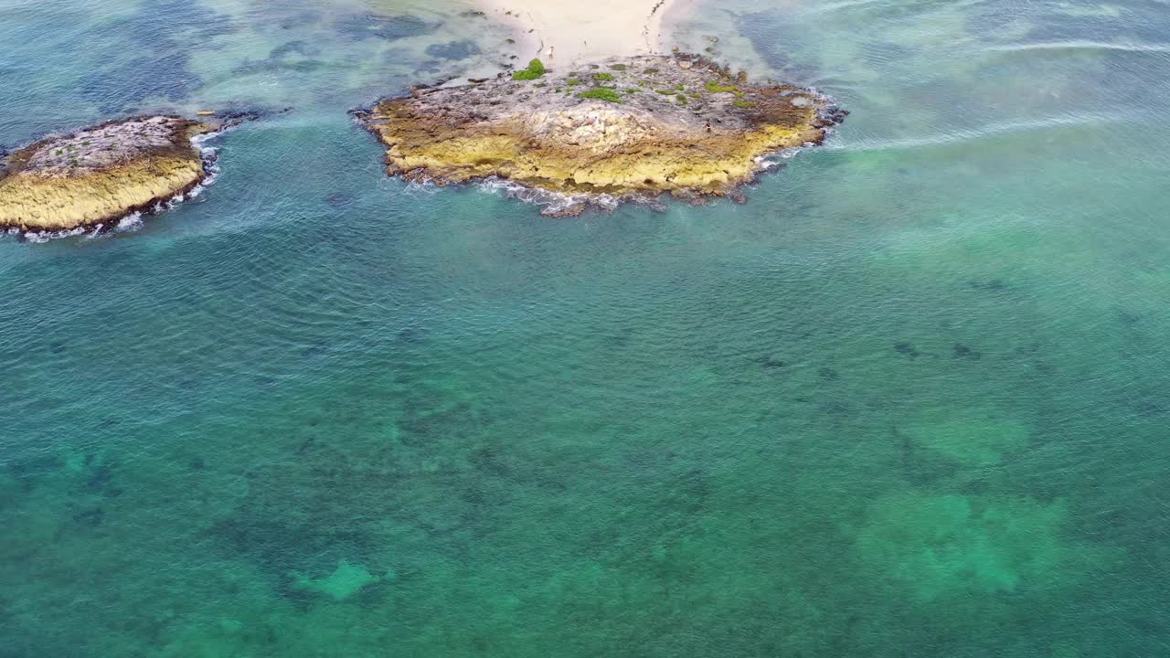 空中倾斜向上拍摄美丽的海滩对天空，无人机飞越海洋-图卢姆，墨西哥视频素材