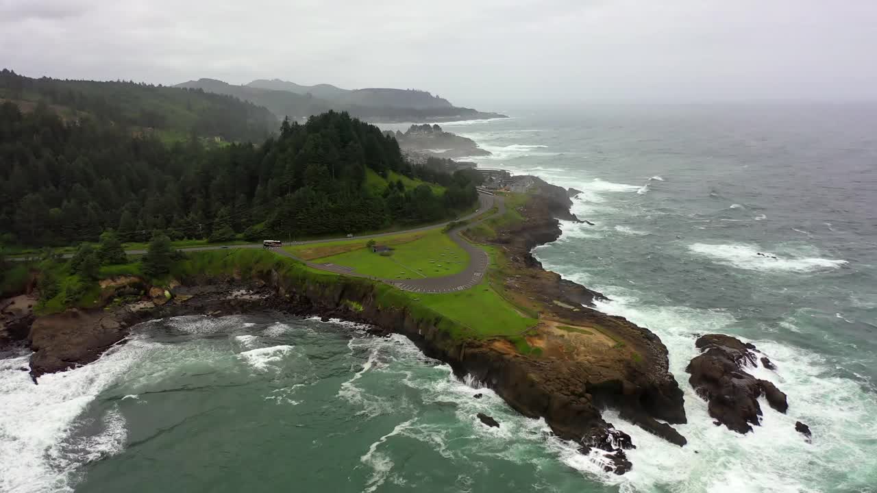 航拍的海浪冲向海岸线对天空，无人机飞向上的海洋-曼萨尼塔，俄勒冈州视频素材