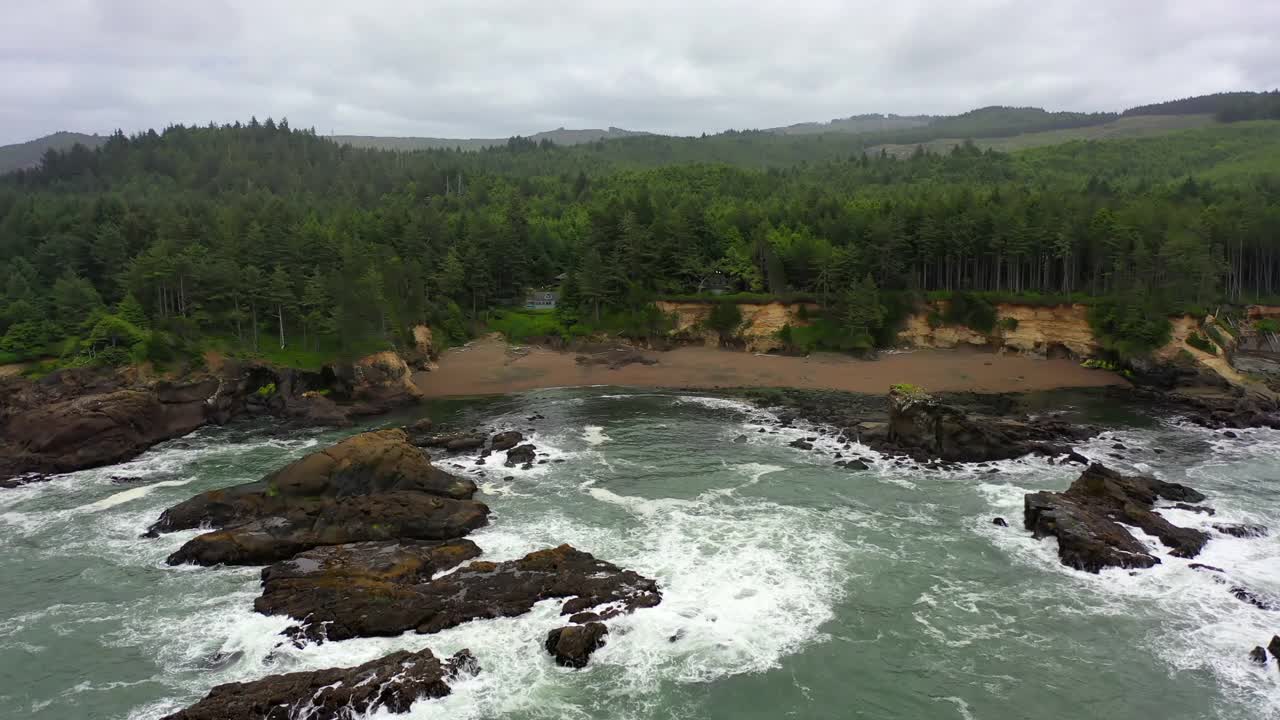 空中平移拍摄的海浪冲向岩石海岸的天空-曼萨尼塔，俄勒冈州视频素材