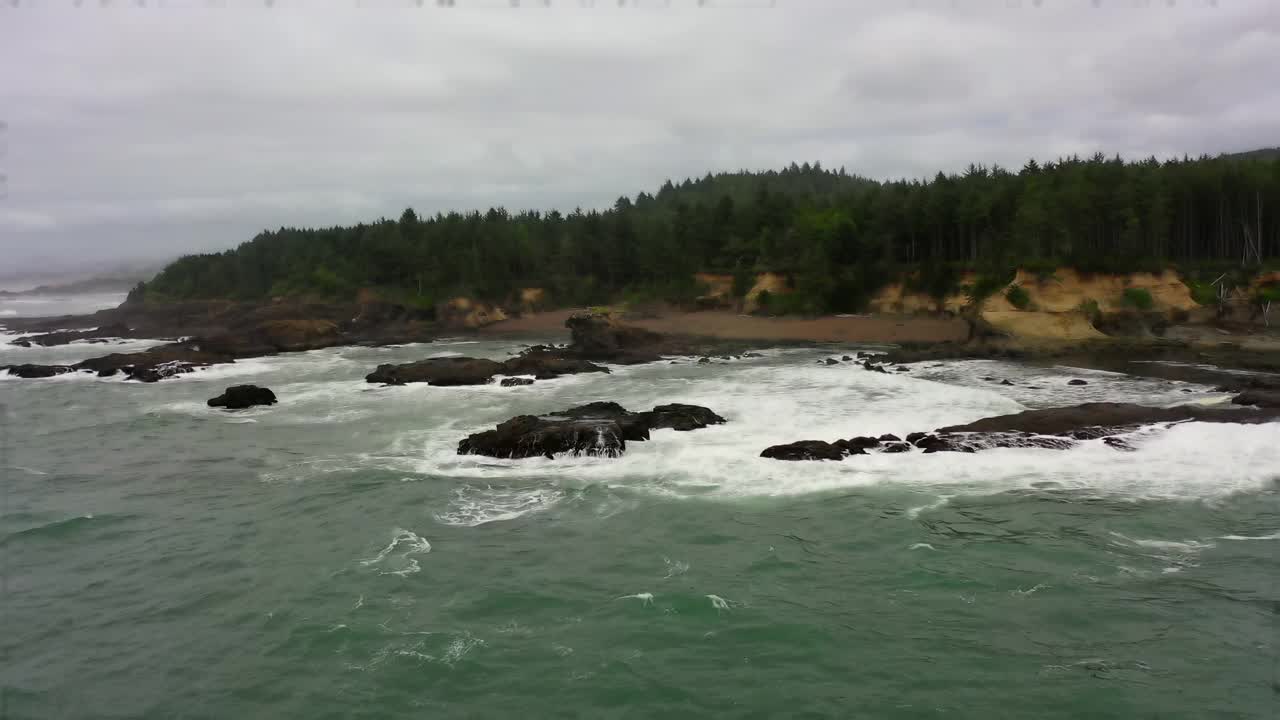 空中倾斜向下拍摄海浪冲击海岸线，无人机飞越海洋-曼萨尼塔，俄勒冈州视频素材