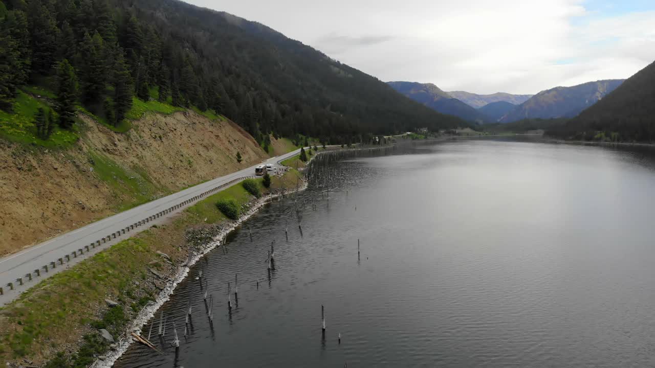 鸟瞰图的游客与巴士在道路上美丽的河流-卡梅隆，蒙大拿视频素材