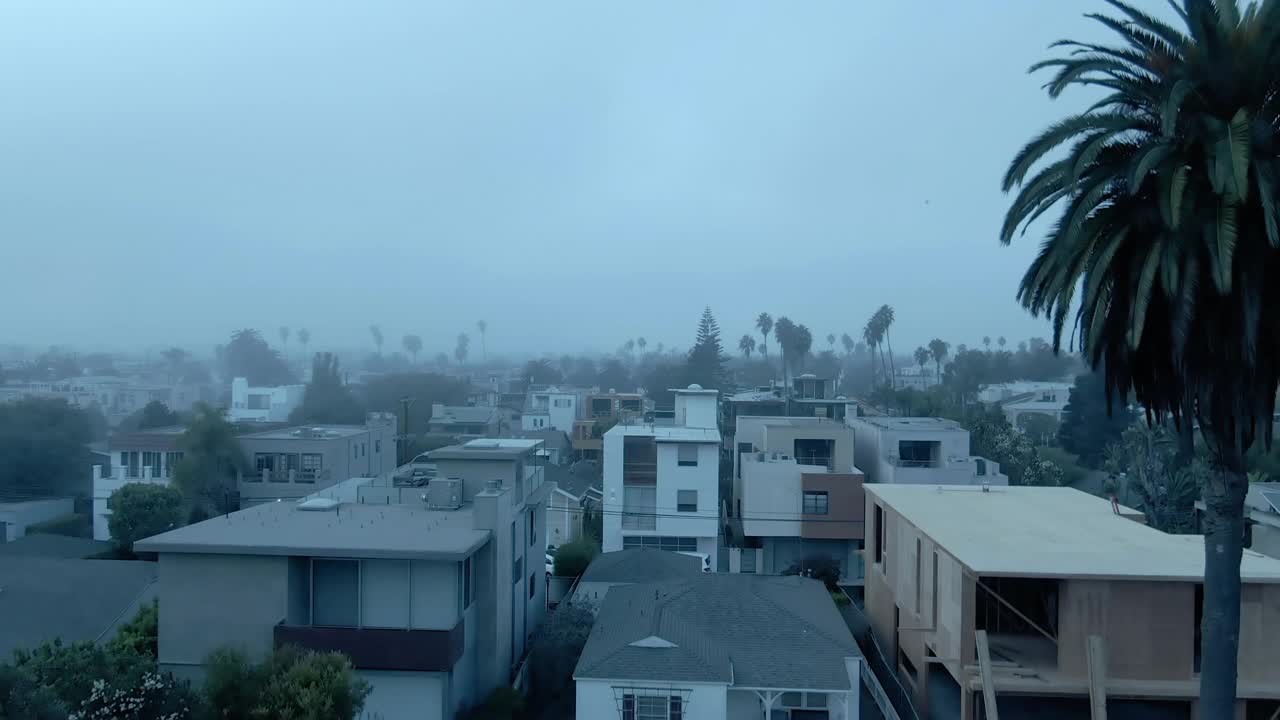 航拍的房子在威尼斯运河下雾天气，无人机上升在城市住宅区在洛杉矶，加利福尼亚视频素材