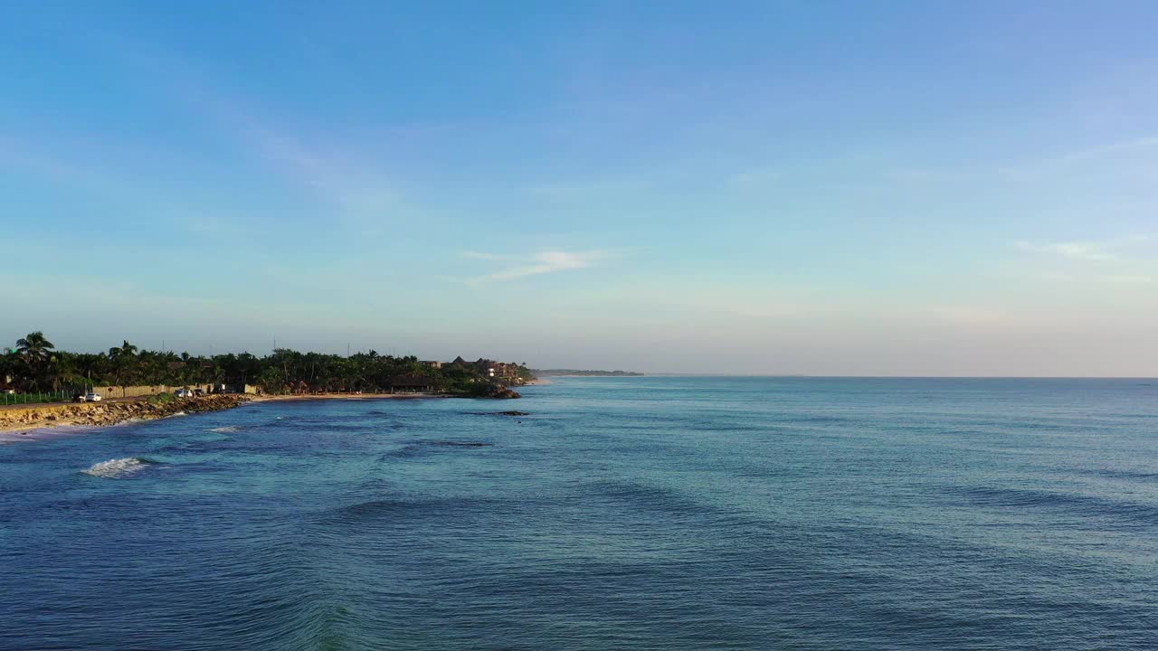 航空拍摄的田园诗般的海对天空在日落，无人机飞行向上的海洋-图卢姆，墨西哥视频素材