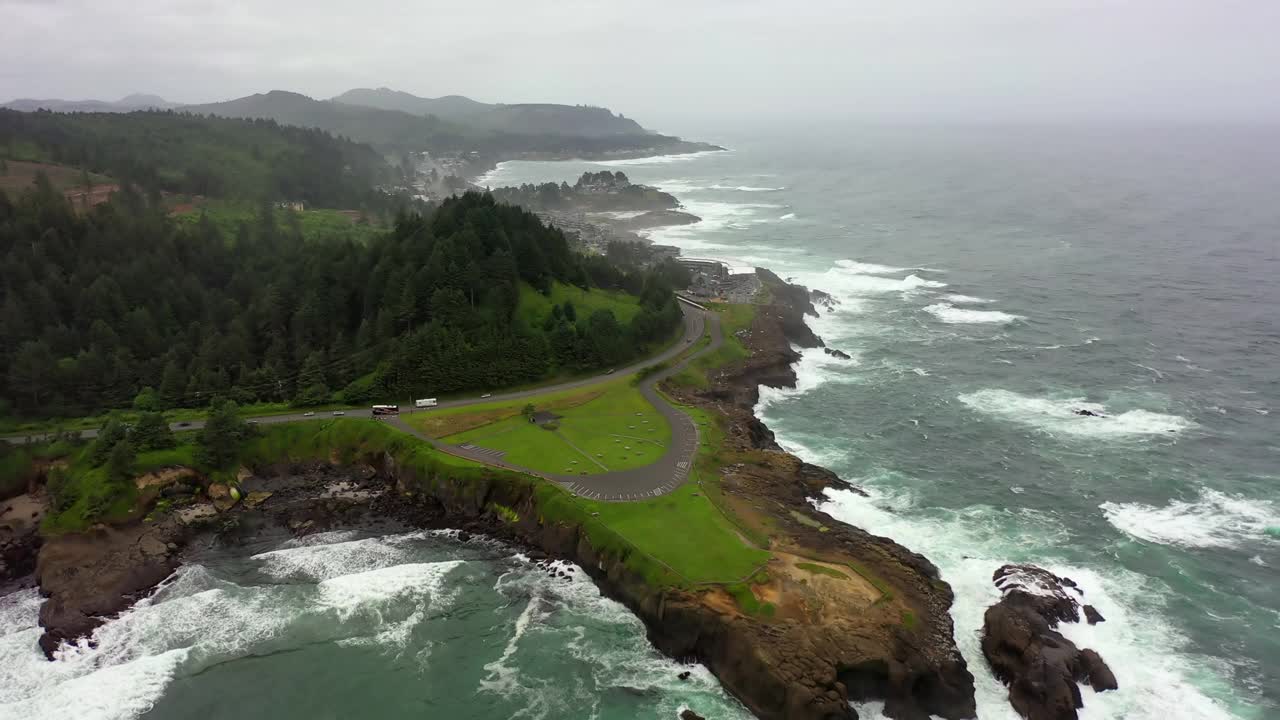 航拍的车辆移动在道路上的海岸线，无人机向前飞行的海洋-曼萨尼塔，俄勒冈州视频素材