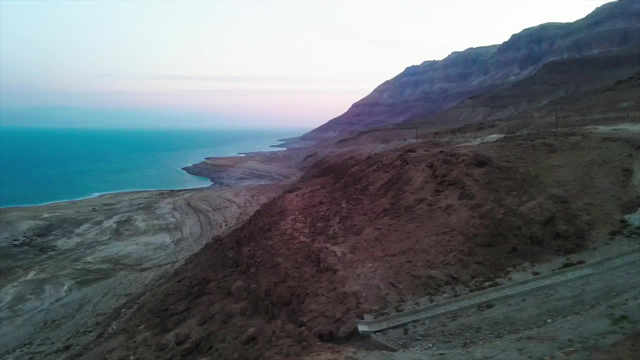 鸟瞰图的山在死海对天空在日落，无人机在景观上平移视频素材