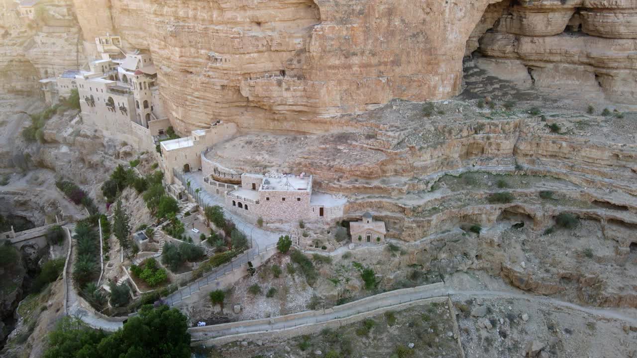 空中拍摄的圣乔治修道院外部对岩石悬崖，无人机Panning山谷-西岸，以色列视频素材