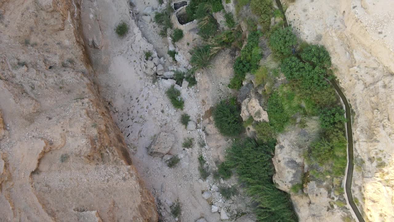 空中倾斜向上拍摄的圣乔治修道院山谷悬崖在晴朗的一天-约旦河西岸，以色列视频素材