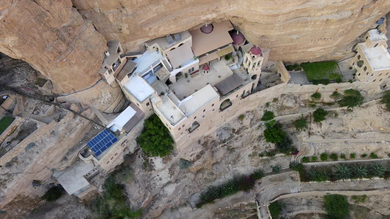 鸟瞰图圣乔治修道院悬崖边山谷，无人机向前飞行-西岸，以色列视频素材