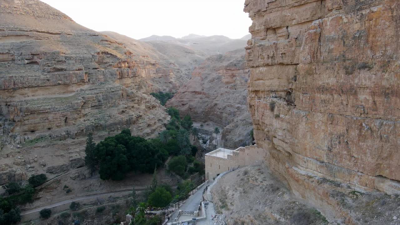 空中平移拍摄的圣乔治修道院和美丽的岩石悬崖在山谷-西岸，以色列视频素材