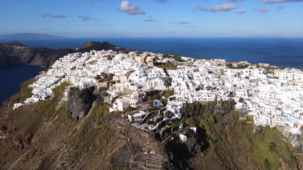 在阳光明媚的日子里，无人机朝着白色的住宅建筑前进，圣托里尼，希腊视频素材