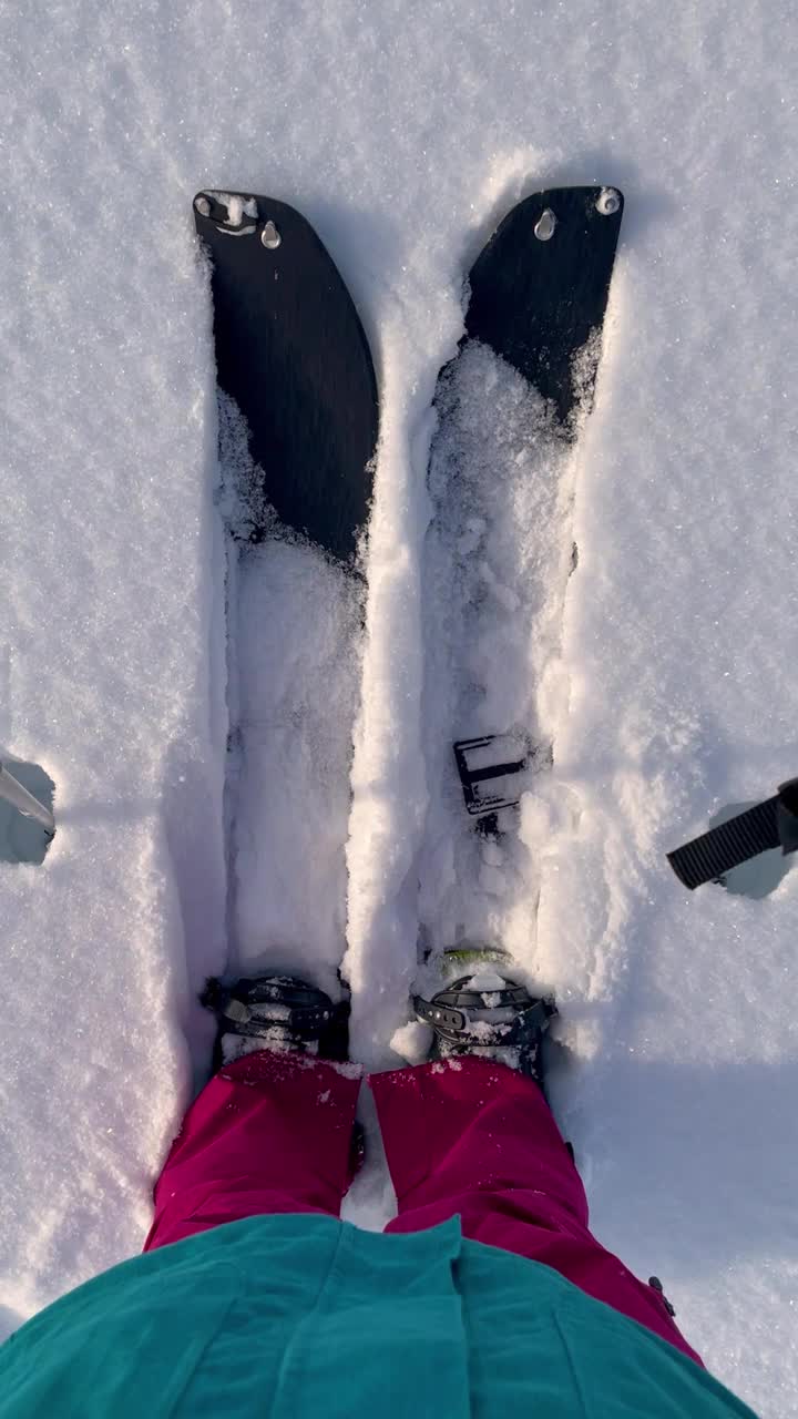 POV:在斯洛文尼亚偏远地区的滑雪旅行中，仰望雪山视频素材