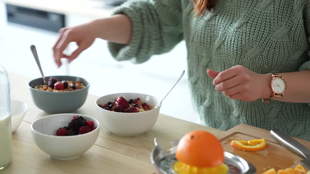 年轻女性在厨房里准备健康食物视频素材