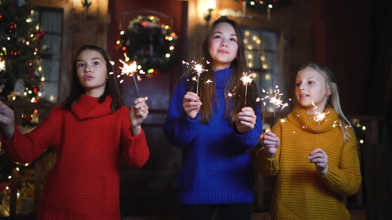 孩子们玩得很开心，孩子们在圣诞背景下跳舞。新年快乐视频素材