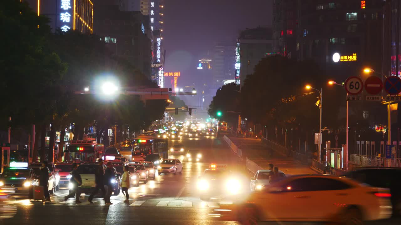 夜间照明长沙市中心交通街道全景4k中国视频素材