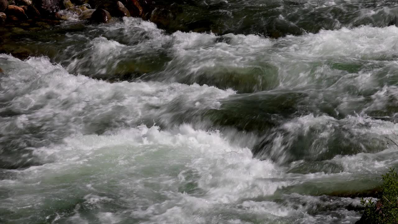 默塞德河上的白水视频素材