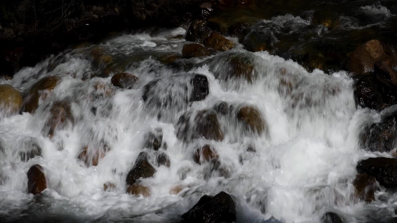 白水和暗影循环视频素材