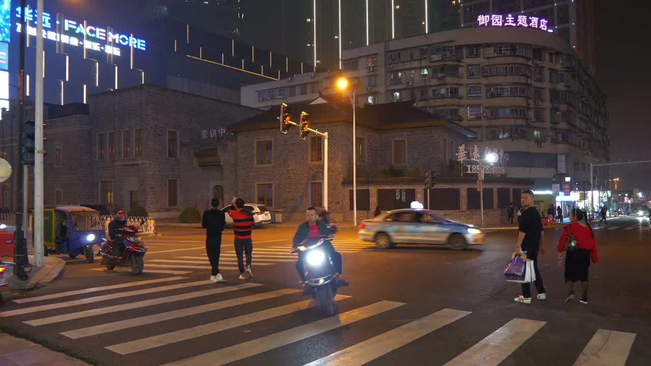 夜间照明长沙城市交通十字路口全景4k中国视频素材