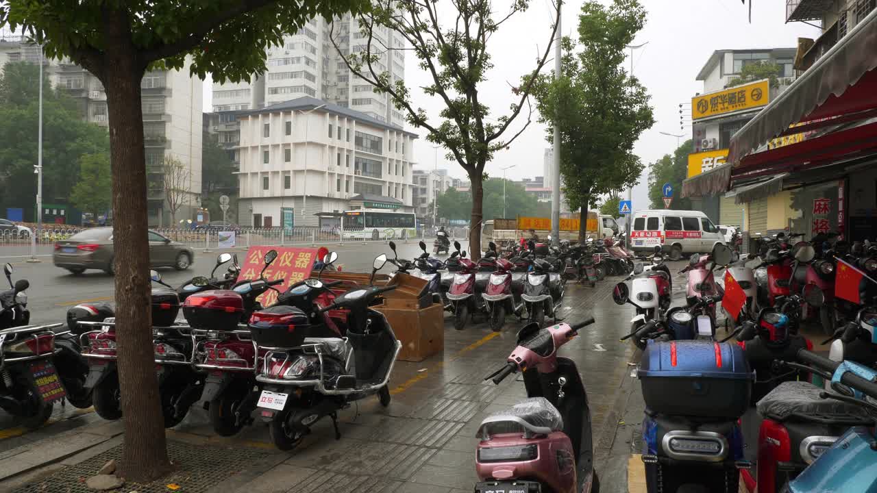 雨天长沙市中心著名的交通滑板车停车人行道慢镜头全景4k中国视频素材