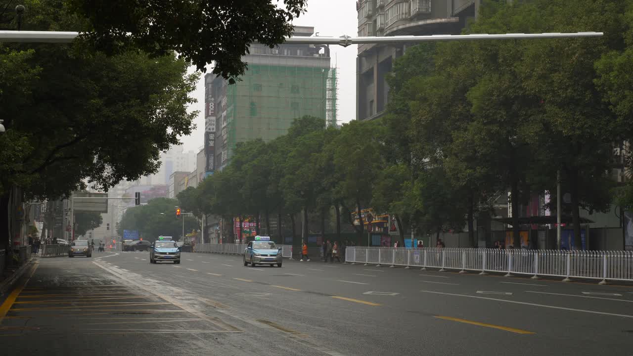 雨天长沙市区交通街道慢镜头全景4k中国视频素材