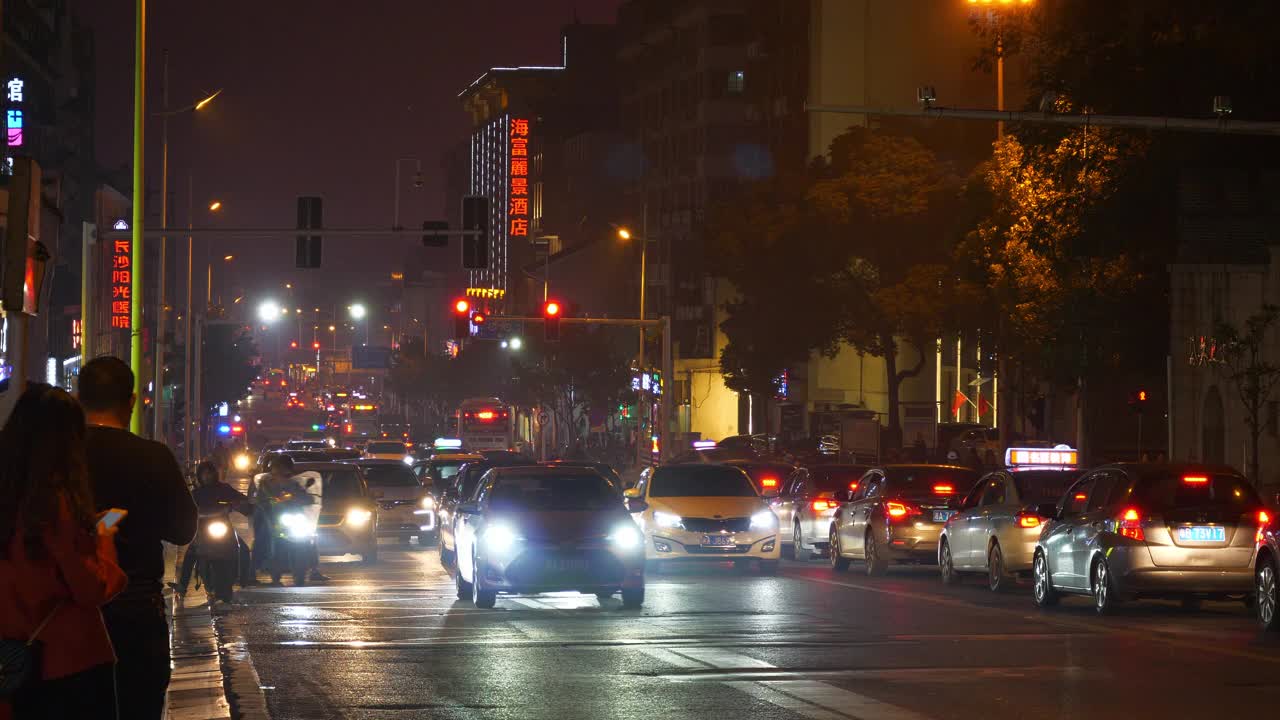 夜光时分，照亮长沙市交通街道全景4k中国视频素材