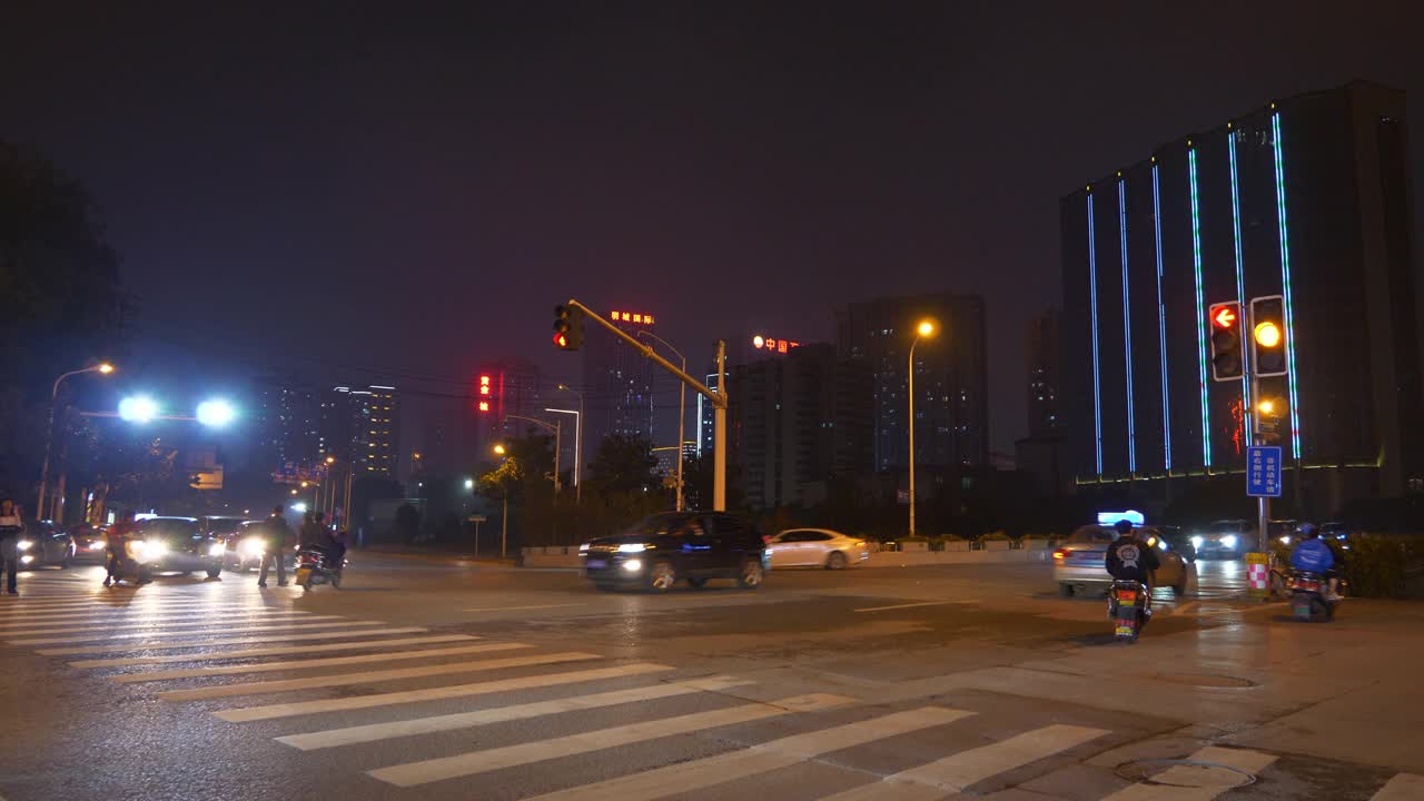 夜光时分，照亮长沙市交通街道十字路口全景4k中国视频素材