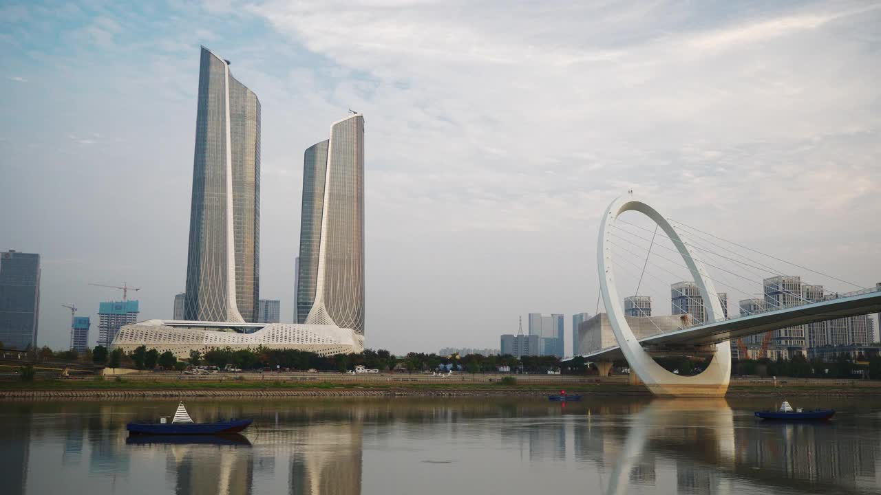 日落时分南京著名国际青年文化中心人行天桥慢镜头全景4k中国视频素材