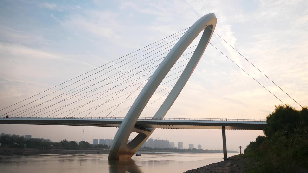 日落时分，南京著名的人行桥滨江慢镜头全景4k中国视频素材