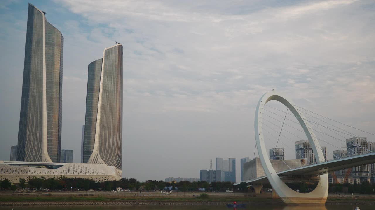 晚间时分南京市著名国际青年文化中心人行天桥慢镜头全景4k中国视频素材