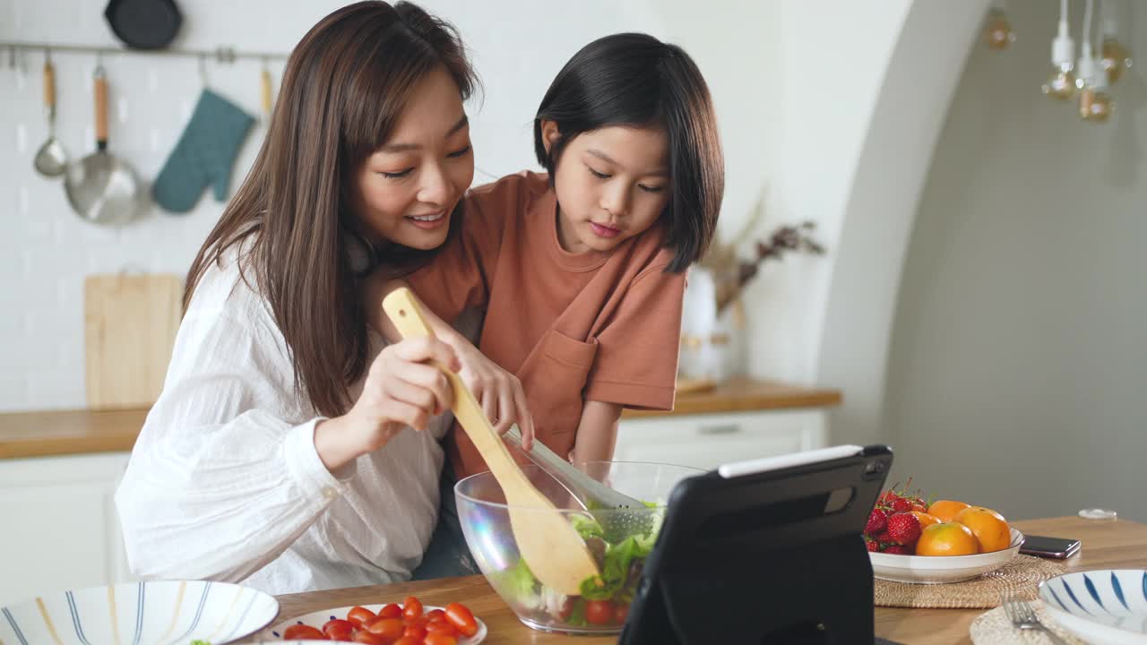 母女俩在厨房里做沙拉视频素材