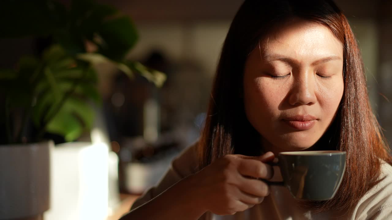 女人在休息时间去咖啡馆喝咖啡视频素材