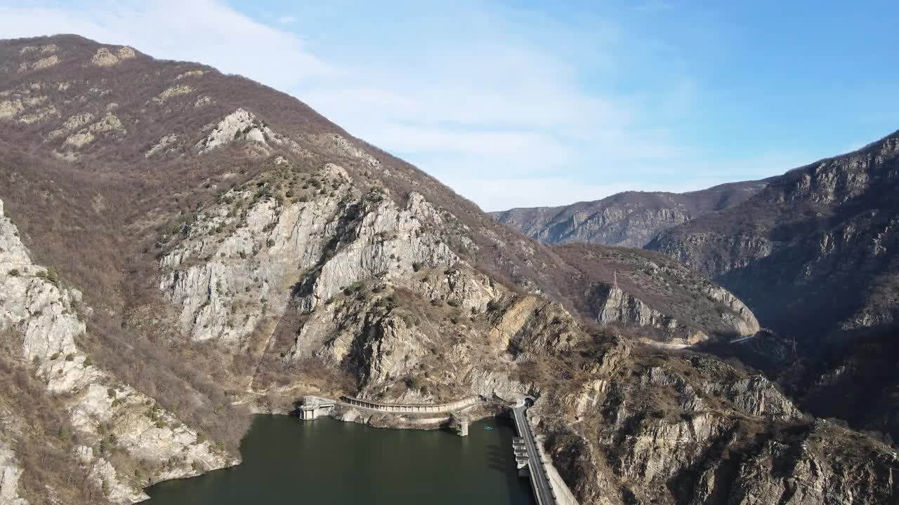 鸟瞰图克里希姆水库大坝，Rhodopes山，保加利亚视频素材