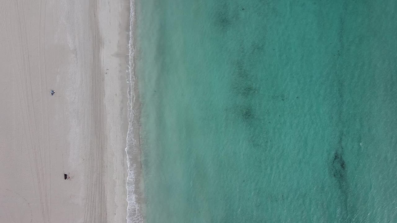 西班牙巴利阿里群岛马略卡岛的阿尔库迪亚港海滩视频素材