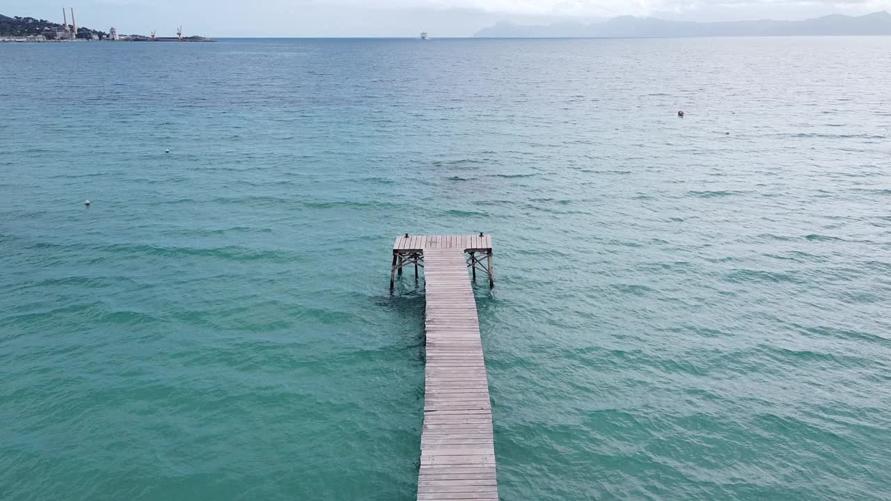 西班牙巴利阿里群岛马略卡岛的阿尔库迪亚港海滩视频素材