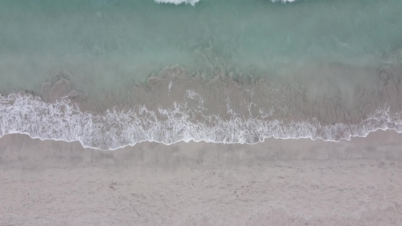 西班牙巴利阿里群岛马略卡岛的阿尔库迪亚港海滩视频素材