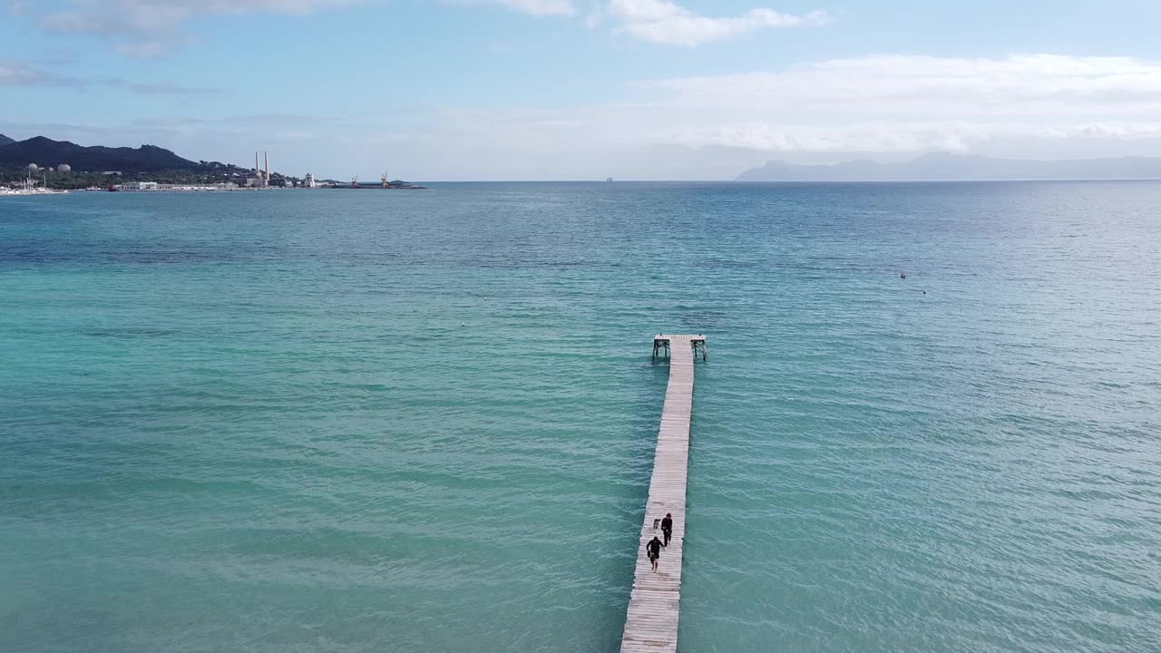 西班牙巴利阿里群岛马略卡岛的阿尔库迪亚港海滩视频素材