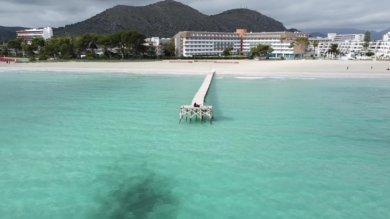 西班牙巴利阿里群岛马略卡岛的阿尔库迪亚港海滩视频素材